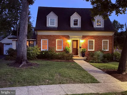 $1,395,000 | 5542 18th Road North, Arlington, VA 22205