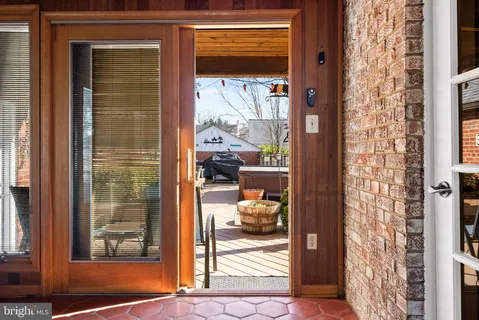 $1,395,000 | 5542 18th Road North, Arlington, VA 22205