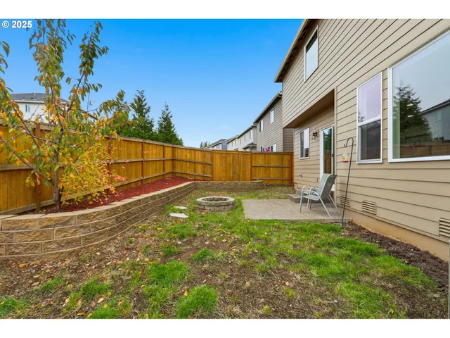 a view of a backyard