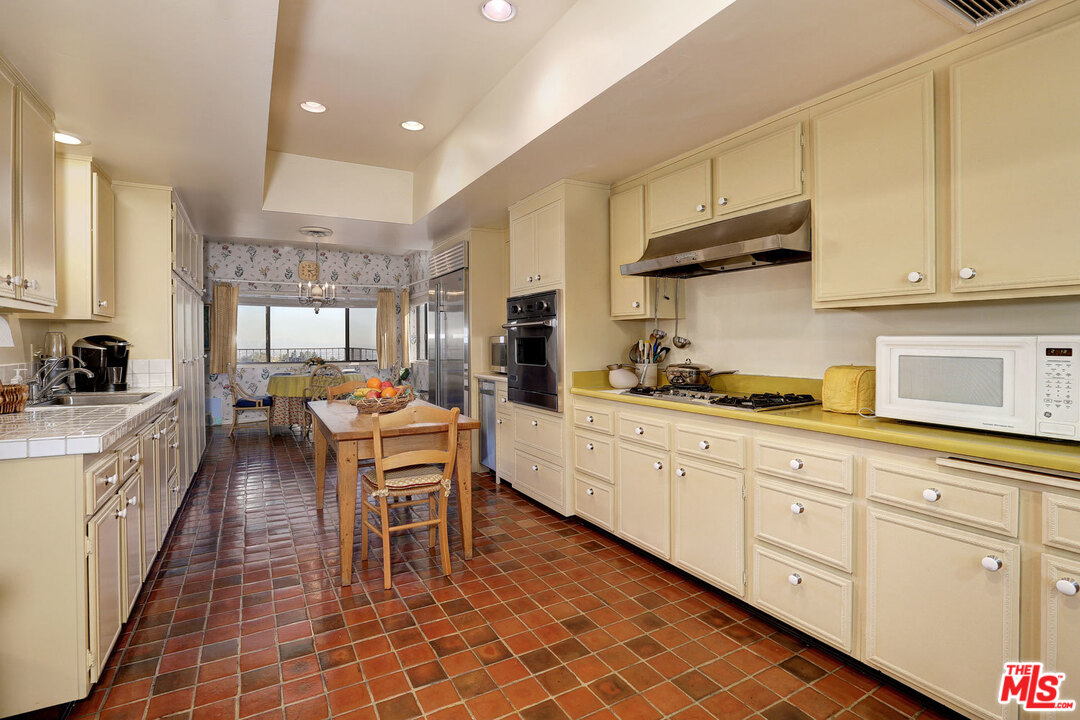 1266 Stradella Road Los Angeles, CA 90077 - Photo 11 of 39
