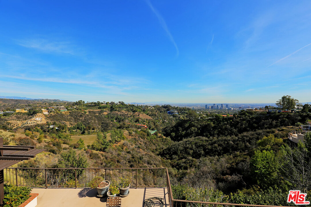 1266 Stradella Road Los Angeles, CA 90077 - Photo 20 of 39