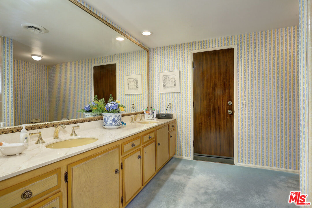 1266 Stradella Road Los Angeles, CA 90077 - Photo 21 of 39