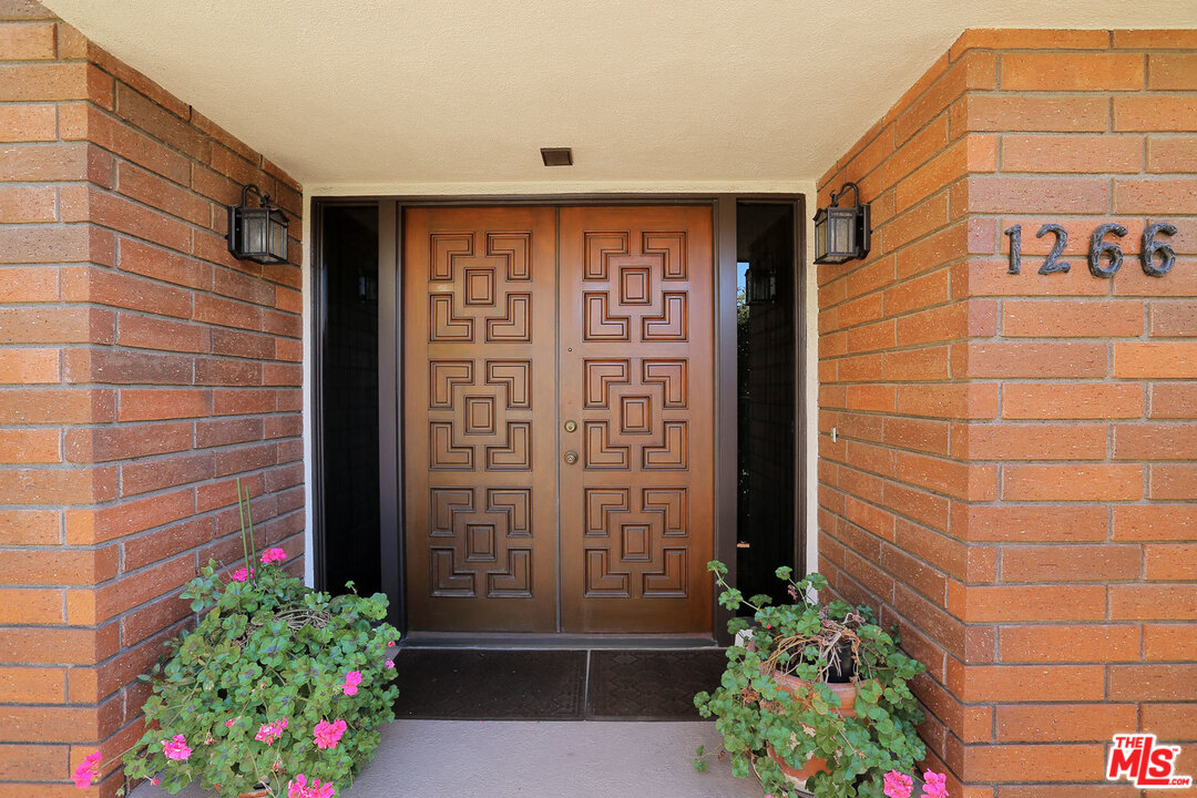 1266 Stradella Road Los Angeles, CA 90077 - Photo 4 of 39