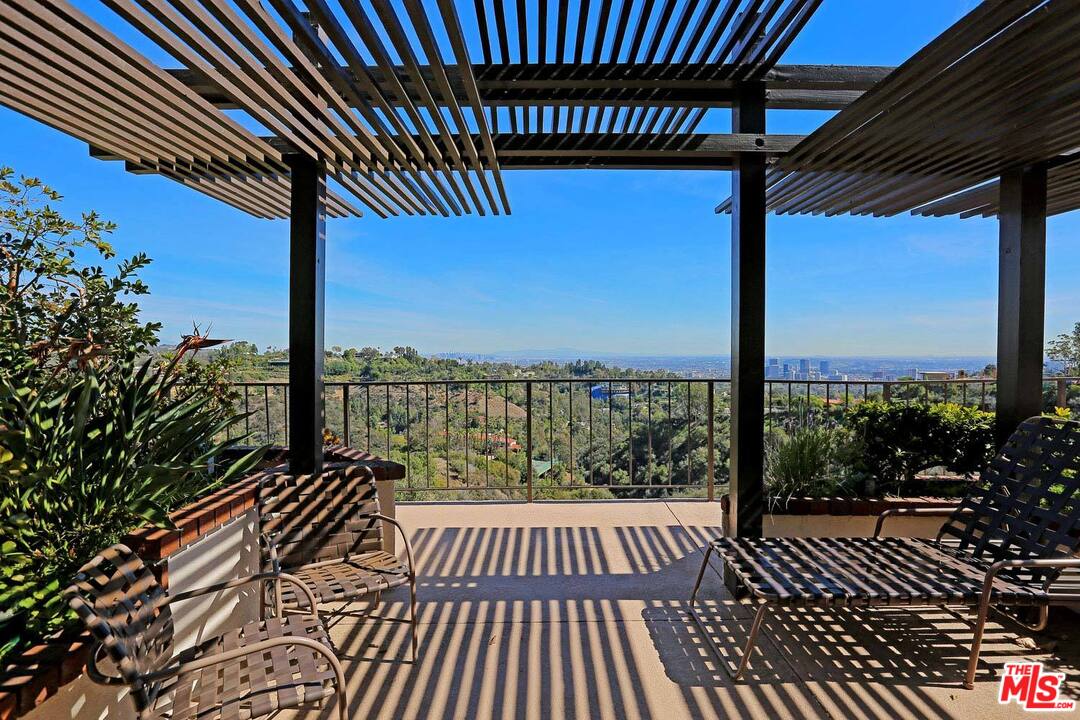 1266 Stradella Road Los Angeles, CA 90077 - Photo 33 of 39