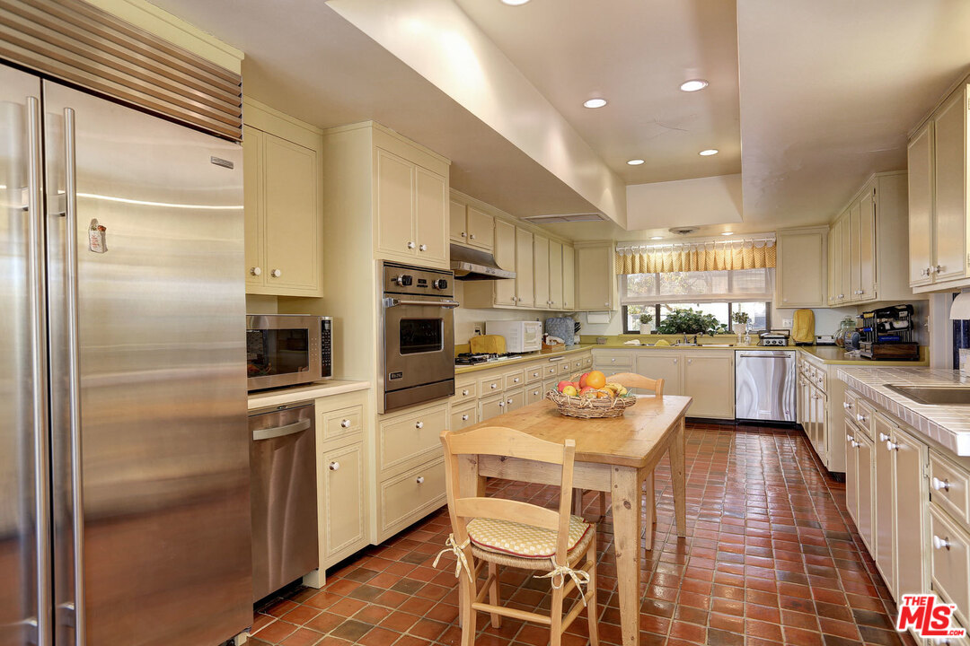 1266 Stradella Road Los Angeles, CA 90077 - Photo 10 of 39