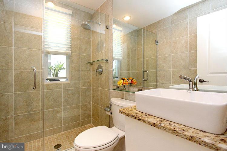 3038 R Street Northwest, Unit 2 Washington, DC 20007 - Photo 18 of 28 Bath