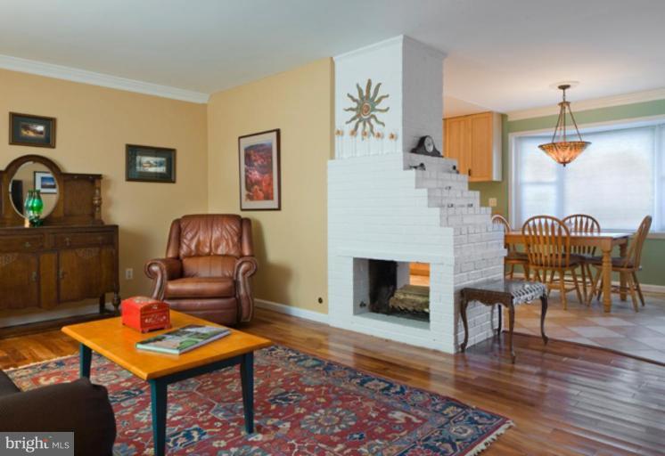 5402 Blacksburg Road Springfield, VA 22151 - Photo 4 of 20 Living Room