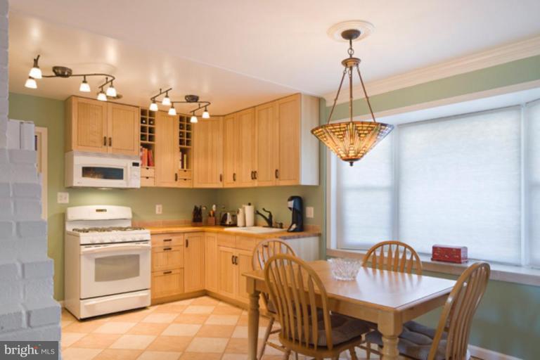 5402 Blacksburg Road Springfield, VA 22151 - Photo 9 of 20 Kitchen