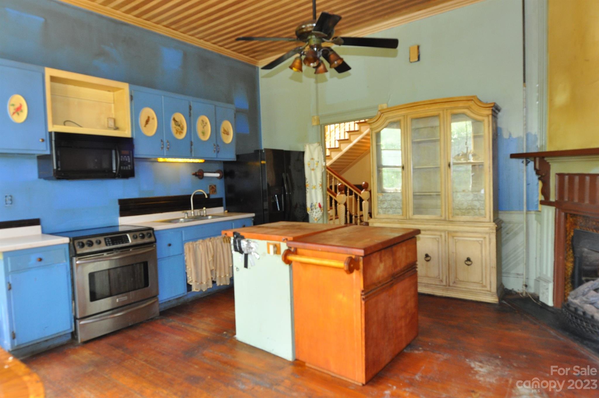 160 York Street Chester, SC 29706 - Photo 10 of 34 a kitchen that has a stove and a microwave
