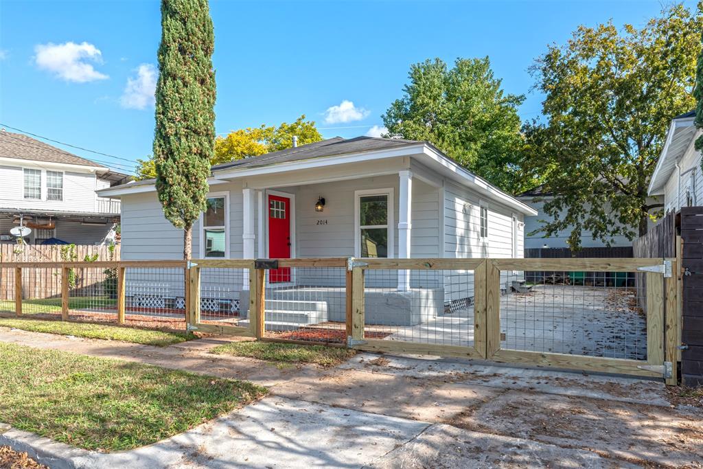 Beautifully renovated 1940s Bungalow north of Downtown Houston with NO HOA!