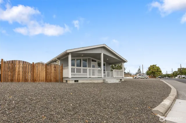 $325,000 | 906 South C Street, Moses Lake, WA 98837
