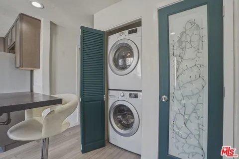 a view of a livingroom with washer and dryer