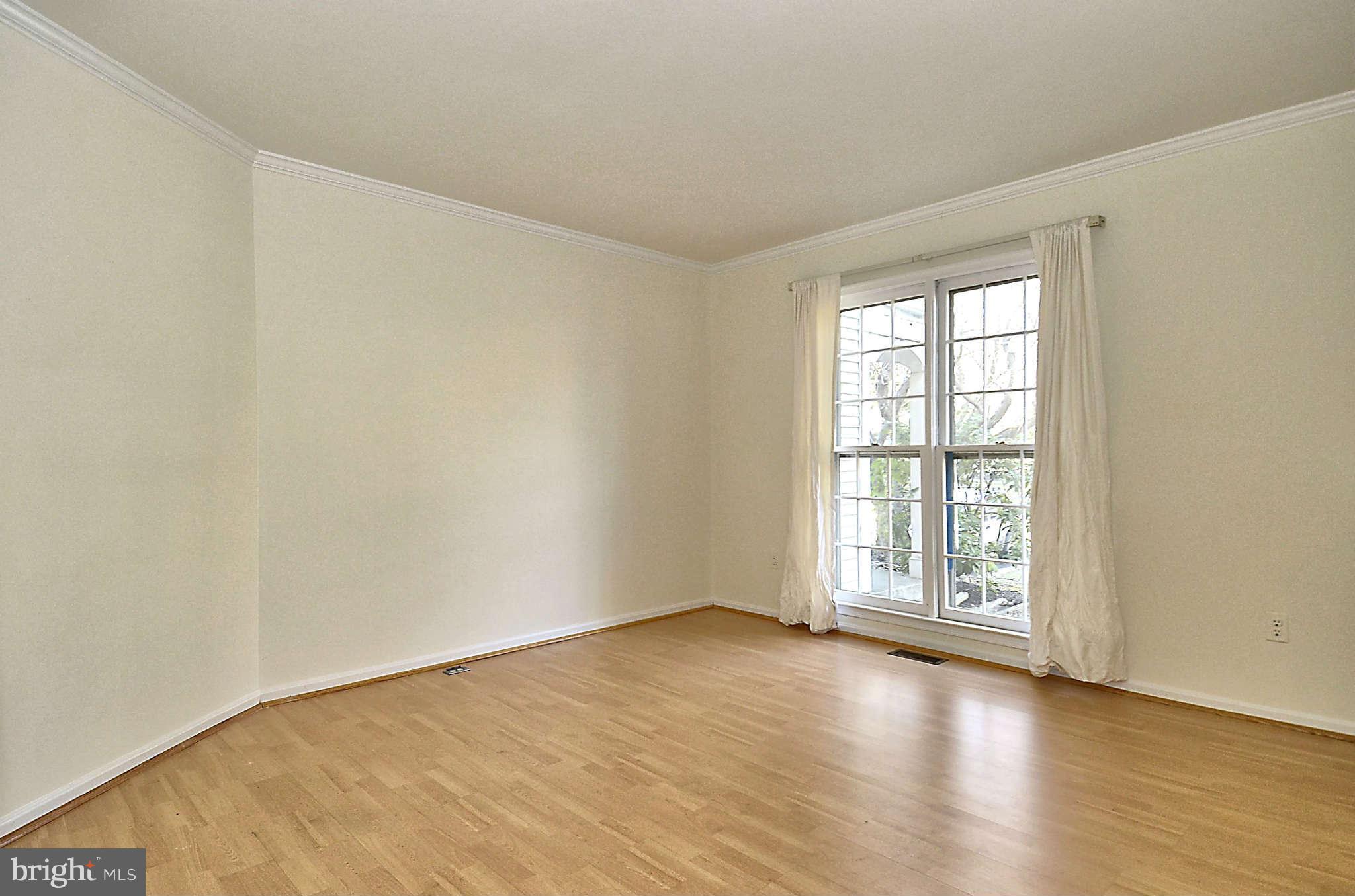 333 Crescendo Way Silver Spring, MD 20901 - Photo 4 of 30 Living Room