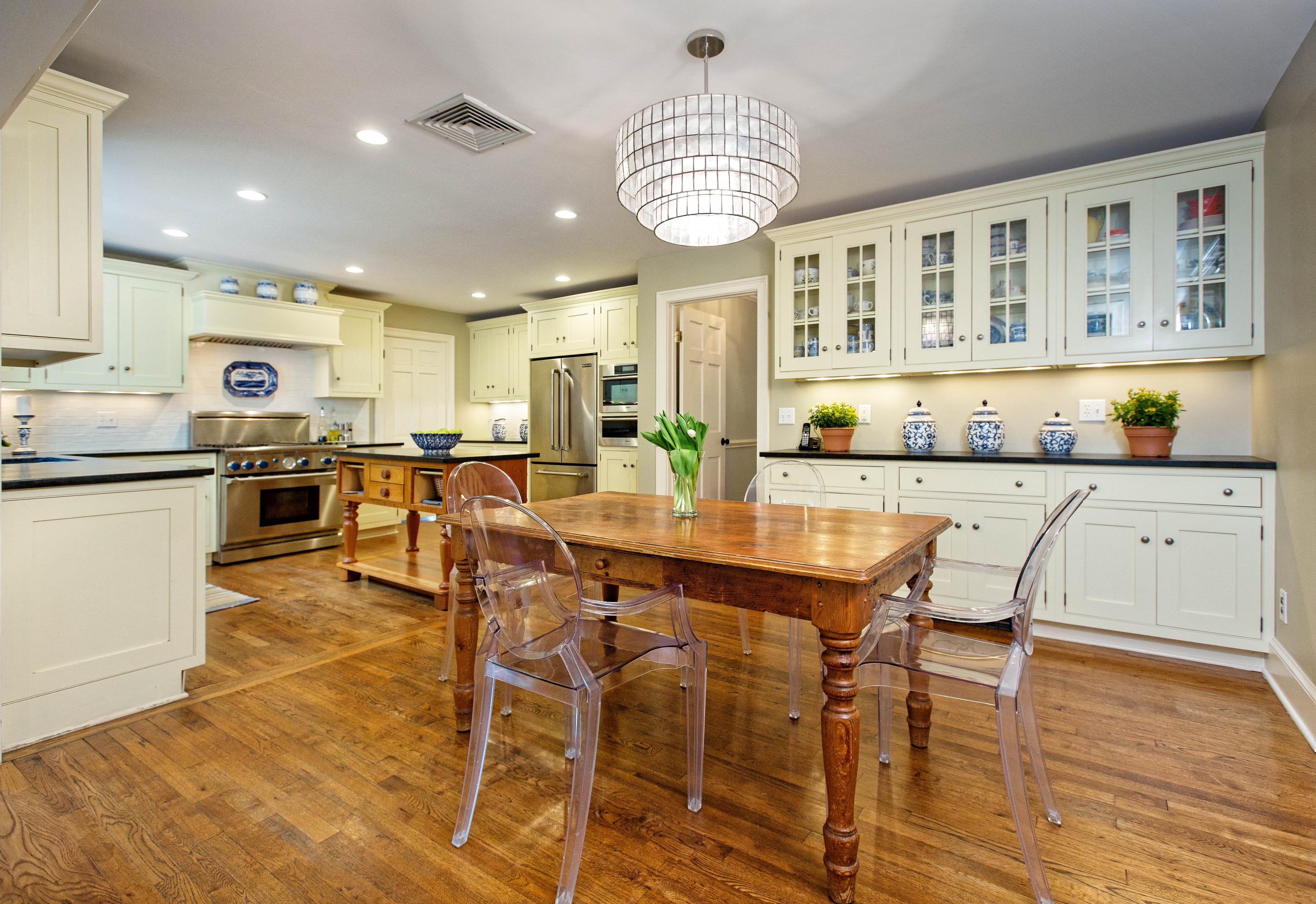 292 Briscoe Road New Canaan, CT 06840 - Photo 12 of 45 a large kitchen with a table and chairs in it