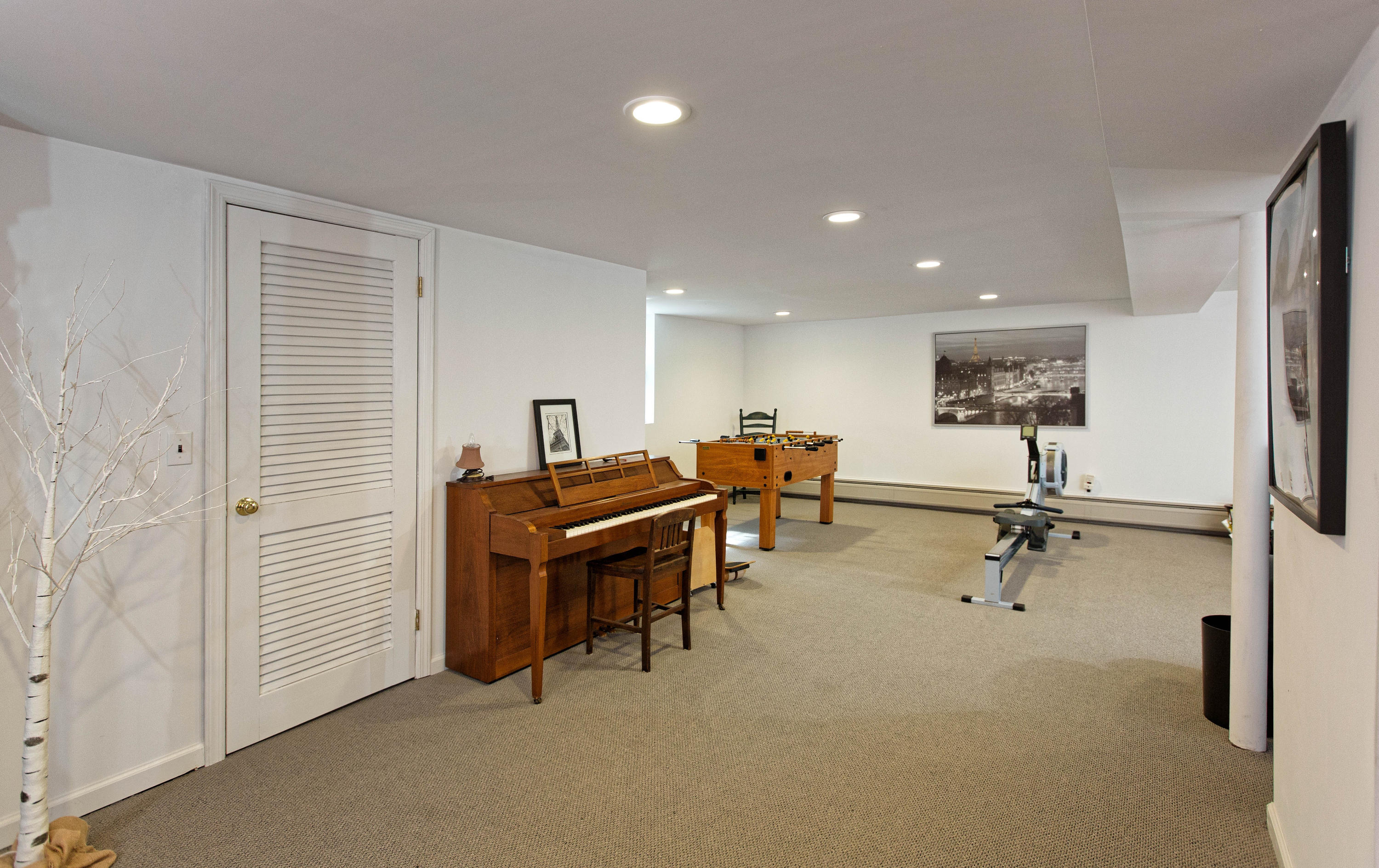 292 Briscoe Road New Canaan, CT 06840 - Photo 40 of 45 a room with a table and chairs