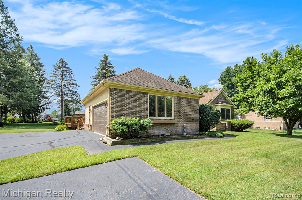 3531 East Commerce Road Commerce Township, MI 48382 - Photo 2 of 30