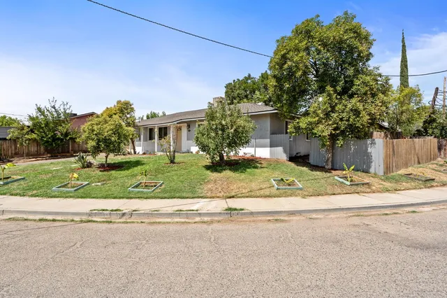 front view of house with a yard