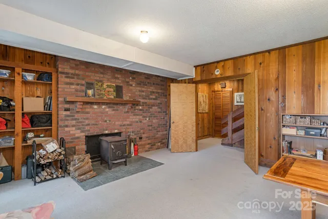a view of livingroom with furniture