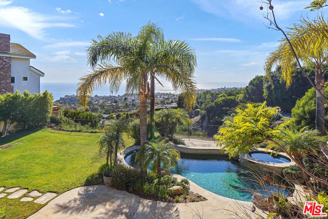 1452 Vía Cresta Pacific Palisades, CA 90272 - Photo 10 of 24 a picture of plants