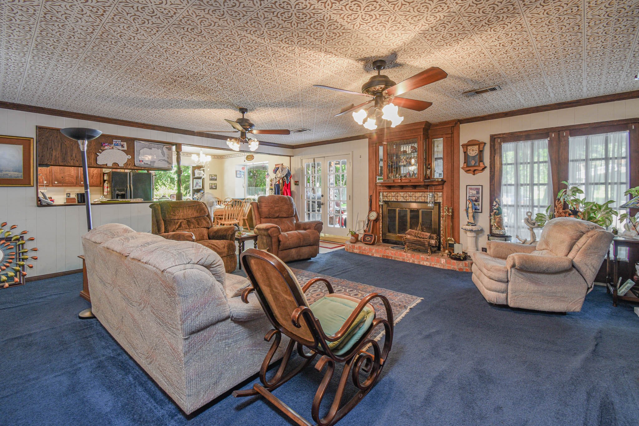 4503 Allen-Genoa Road Pasadena, TX 77504 - Photo 12 of 50 NICE FAMILY ROOM w/ FIREPLACE & BAR. OPEN TO THE KITCHEN.