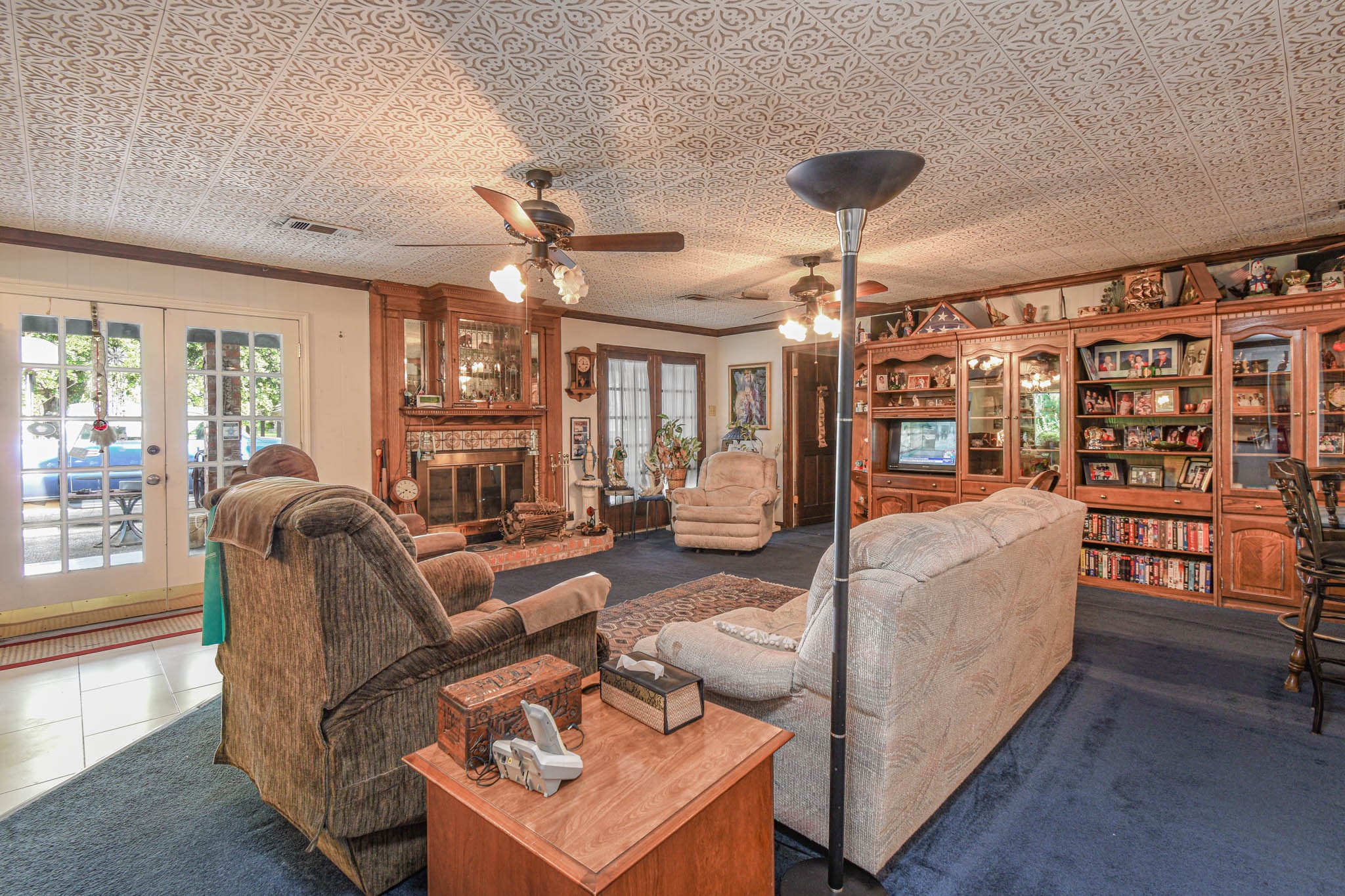 4503 Allen-Genoa Road Pasadena, TX 77504 - Photo 13 of 50 ANOTHER VIEW OF FAMILY ROOM. (WALL UNIT HUTCH IS NOT BUILT IN)