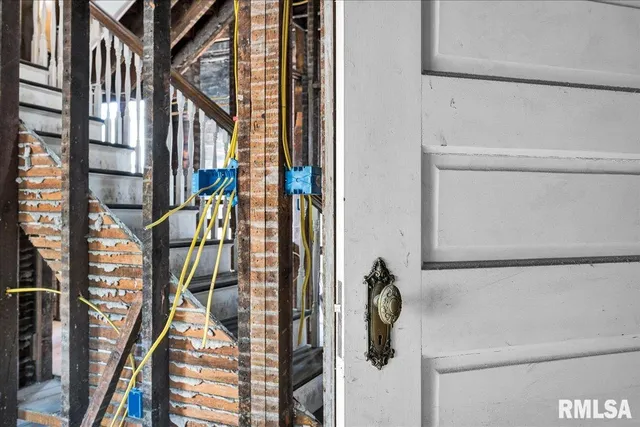 $165,000 | 401 West Armstrong Avenue, Peoria, IL 61604