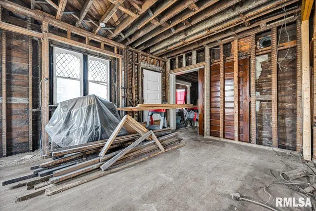 $165,000 | 401 West Armstrong Avenue, Peoria, IL 61604