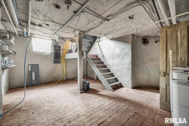 $165,000 | 401 West Armstrong Avenue, Peoria, IL 61604