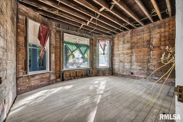 $165,000 | 401 West Armstrong Avenue, Peoria, IL 61604