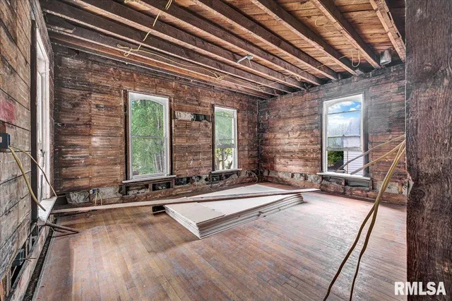 $165,000 | 401 West Armstrong Avenue, Peoria, IL 61604