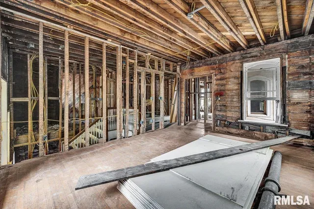 $165,000 | 401 West Armstrong Avenue, Peoria, IL 61604