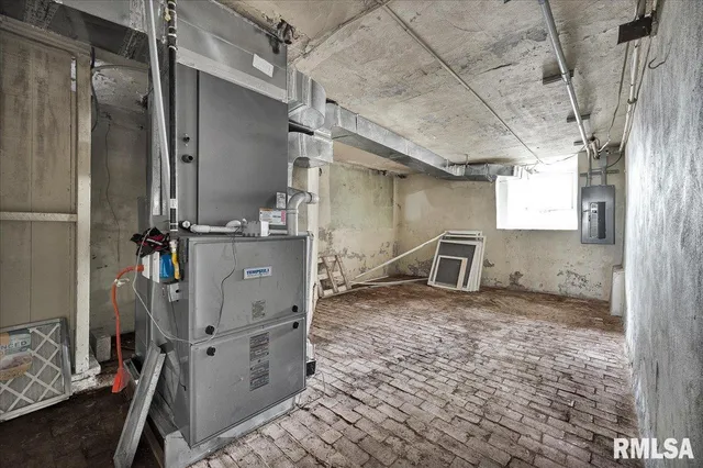 $165,000 | 401 West Armstrong Avenue, Peoria, IL 61604