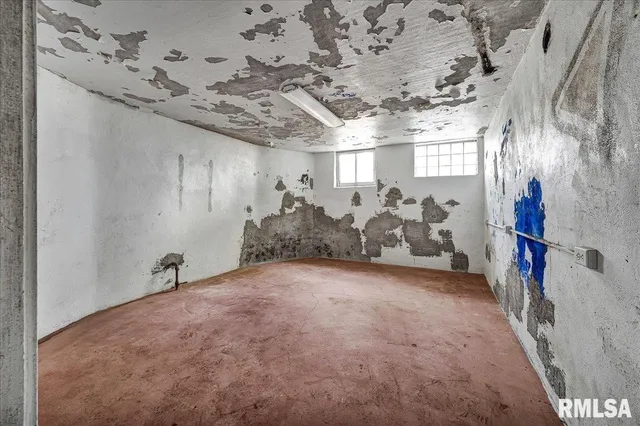 $165,000 | 401 West Armstrong Avenue, Peoria, IL 61604