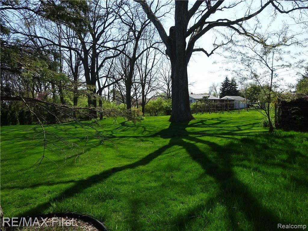 896 Grovecrest Rochester, MI 48307 - Photo 43 of 57 PRIVATE YARD 1