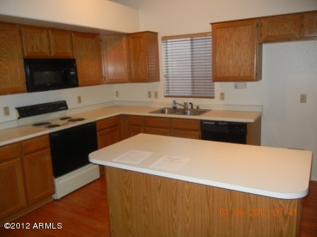 7541 West Calavar Road Peoria, AZ 85381 - Photo 2 of 8 Kitchen