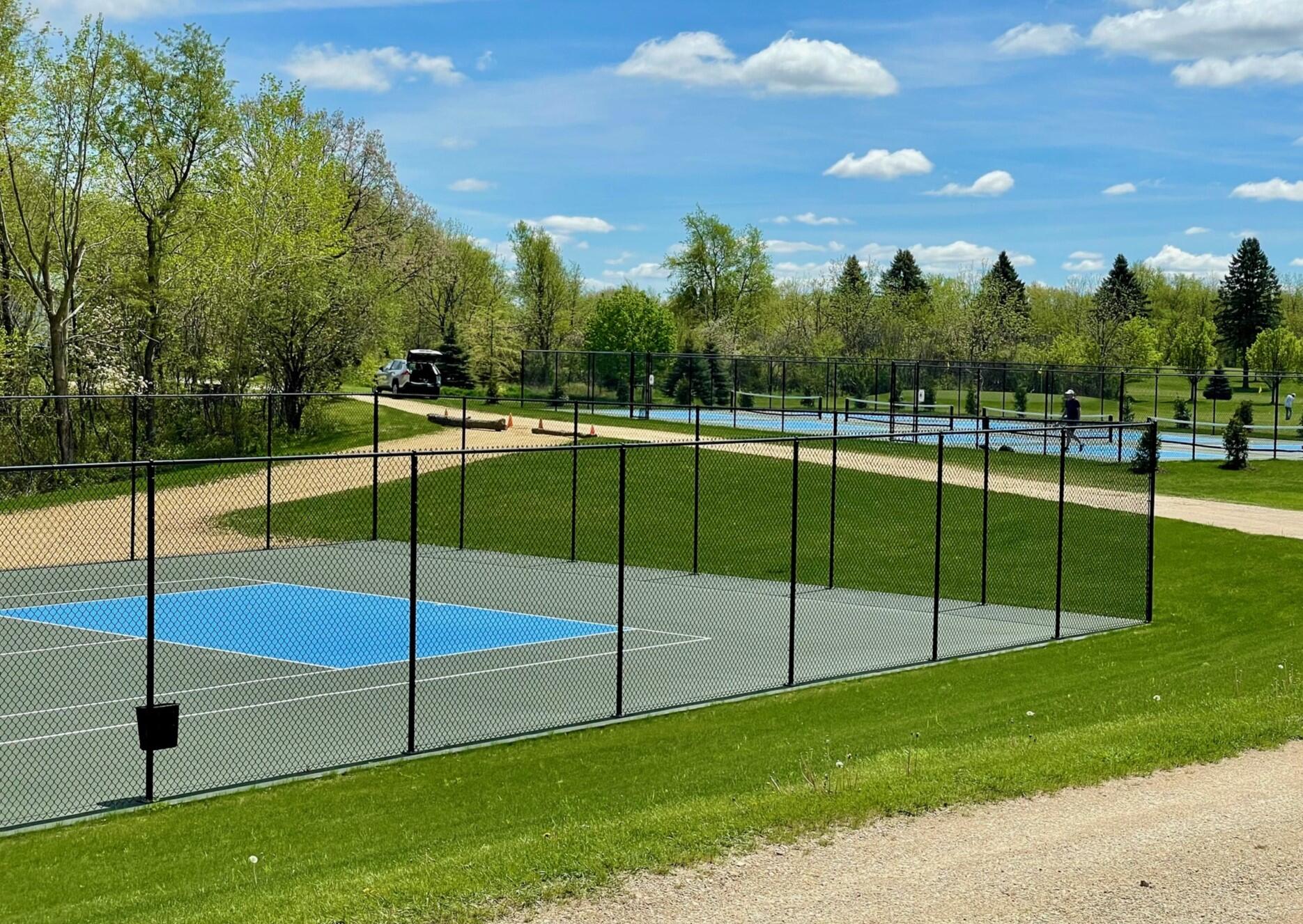 262 Castle Terrace Avenue Fontana, WI 53125 - Photo 34 of 38 Association Tennis & Pickle Ball Courts