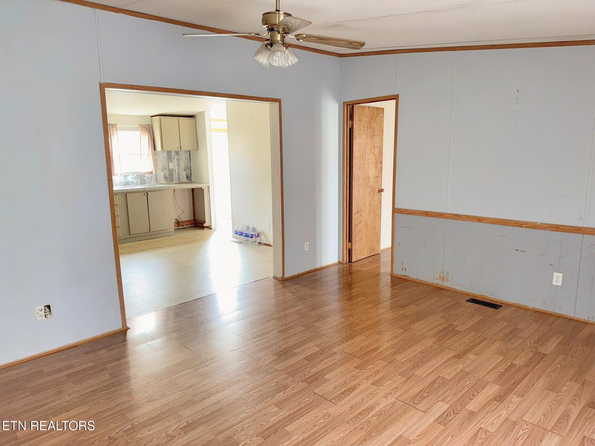 712 East Fir Street La Follette, TN 37766 - Photo 5 of 22 IMG_1800