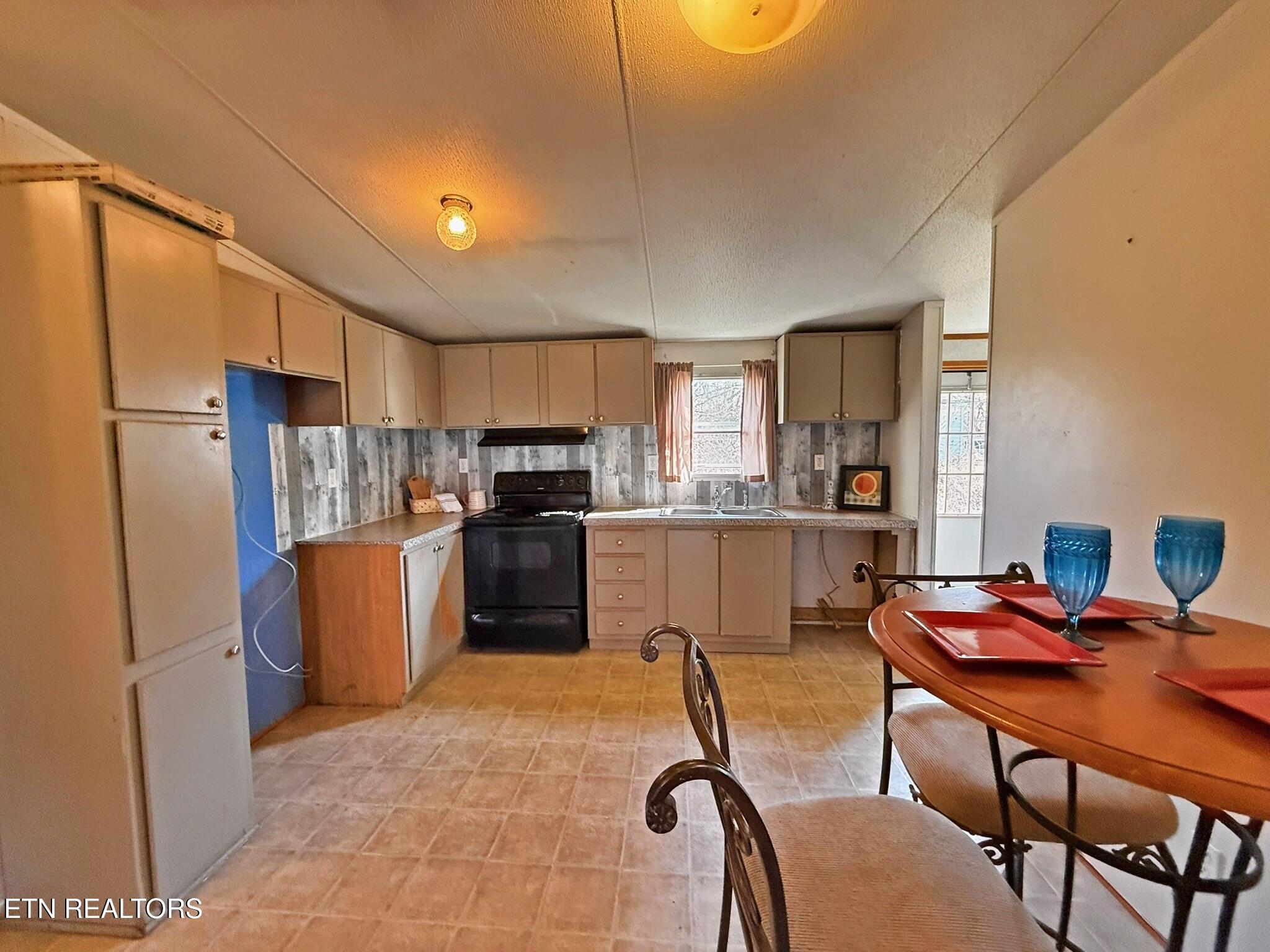 712 East Fir Street La Follette, TN 37766 - Photo 6 of 22 IMG_2727 - Copy