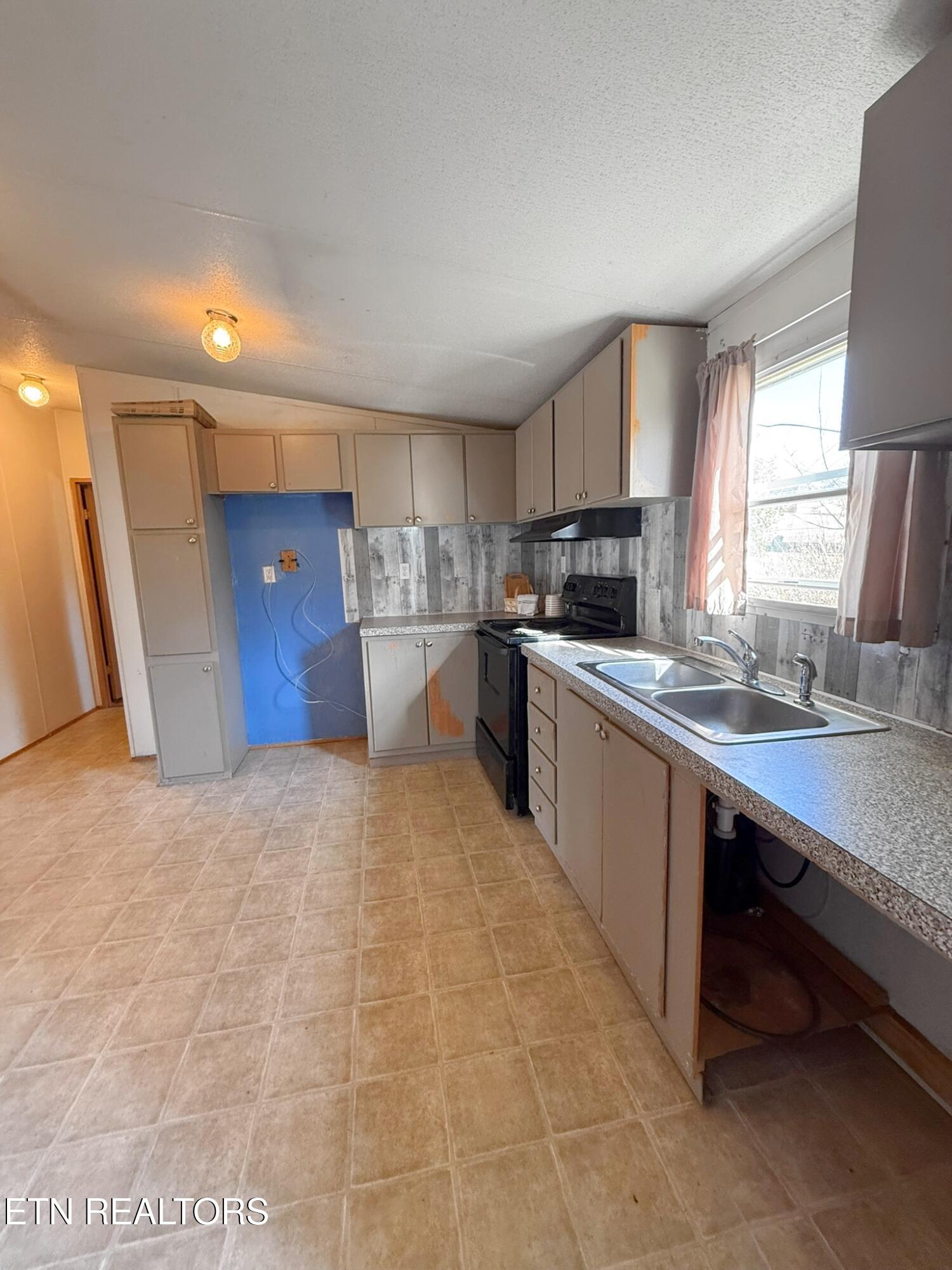 712 East Fir Street La Follette, TN 37766 - Photo 8 of 22 IMG_2728 (1)