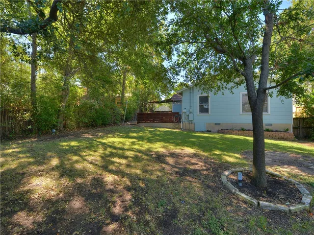 a view of a backyard