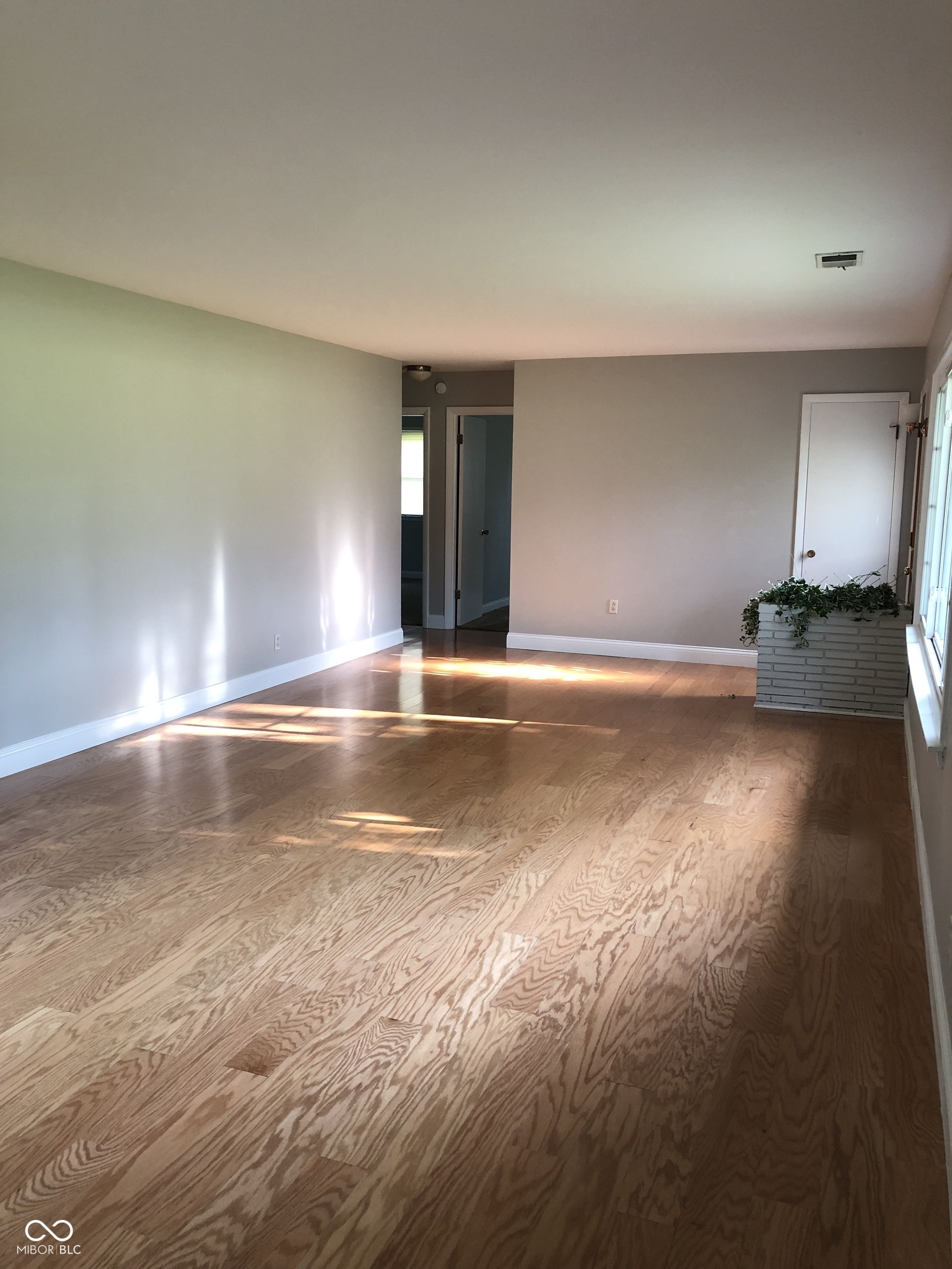6347 Breamore Road Indianapolis, IN 46220 - Photo 6 of 32 Gallery Image 6