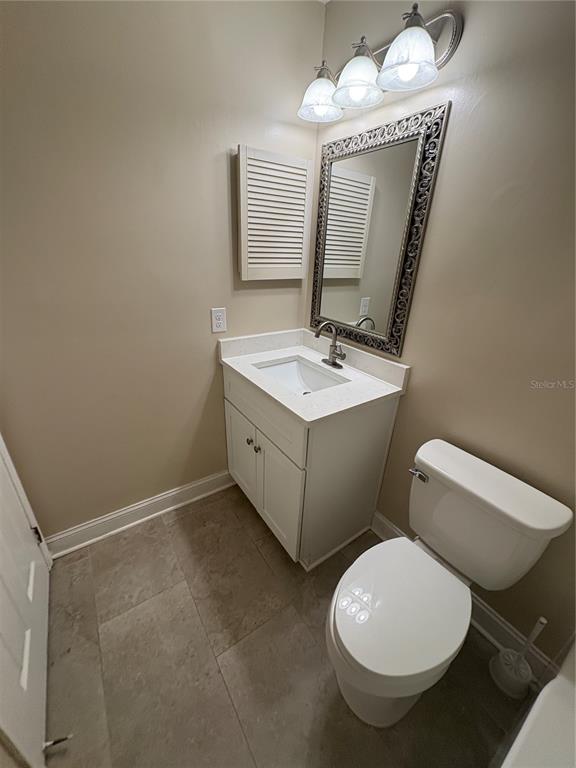 9360 Craven Road, Unit 1104 Jacksonville, FL 32257 - Photo 4 of 25 a bathroom with a toilet sink and mirror