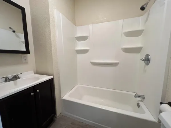 $900 | 186 South L Street, Dinuba, CA 93618