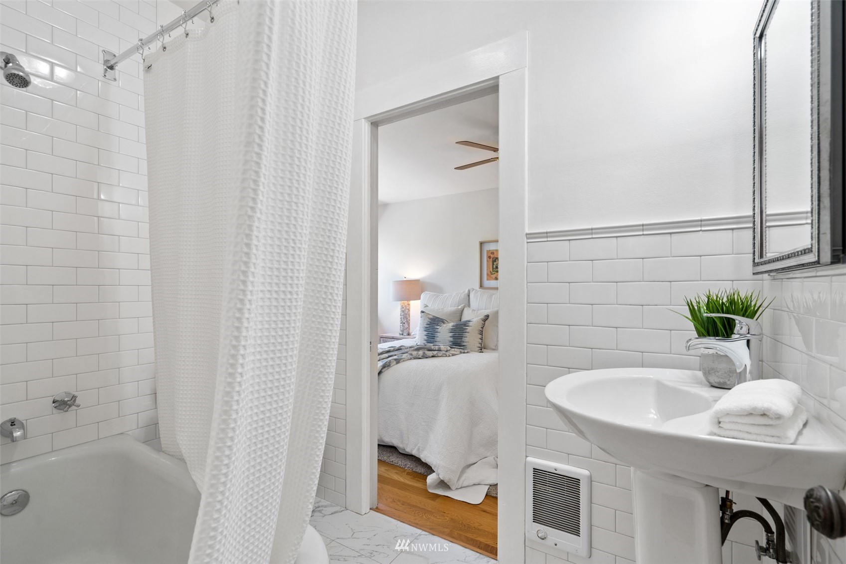4514 Southwest Findlay Street Seattle, WA 98136 - Photo 9 of 26 Gallery Image 9