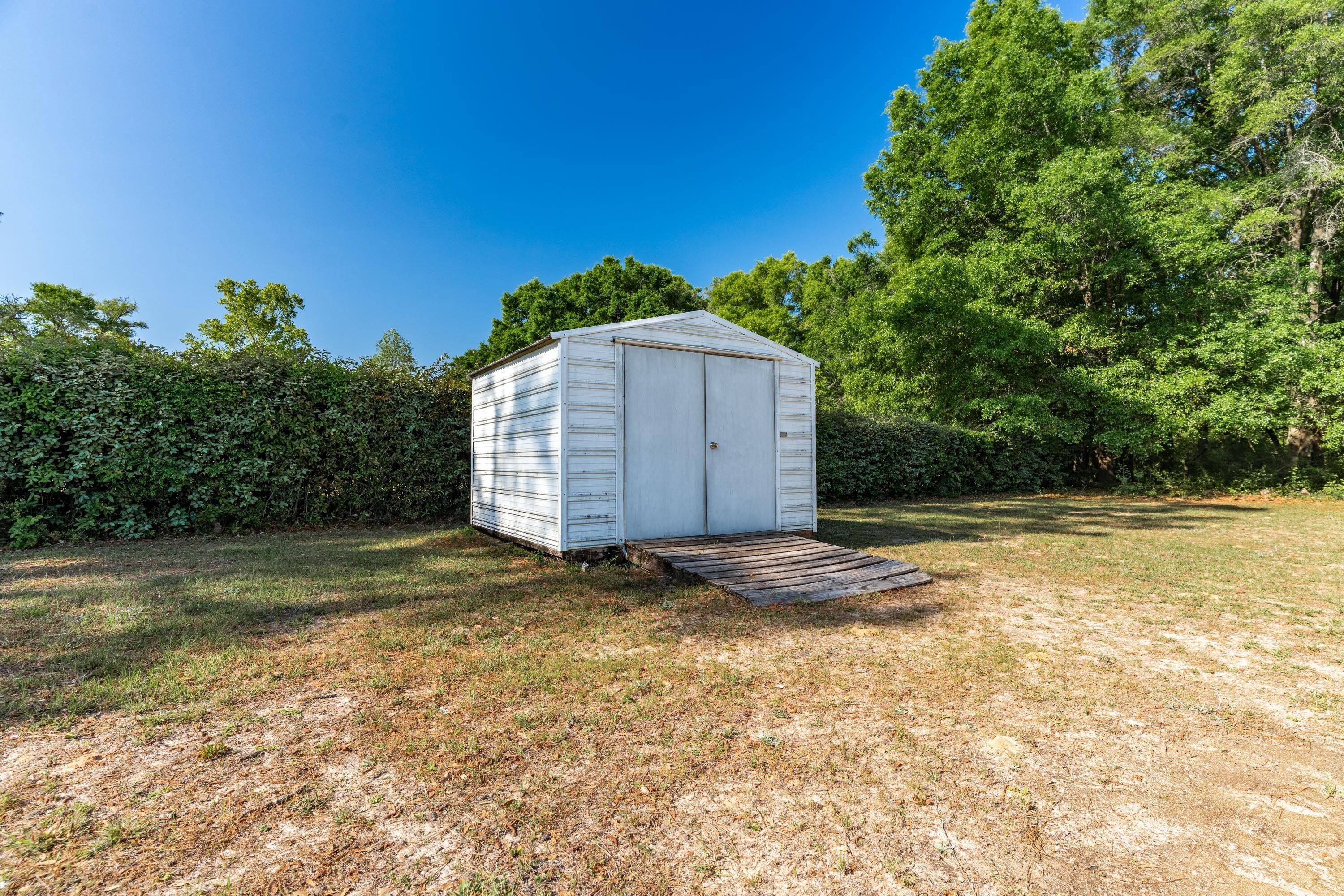6154 Garden City Road Crestview, FL 32539 - Photo 33 of 34 a view of a backyard