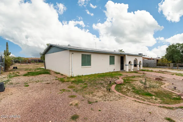 a view of a house with backyard
