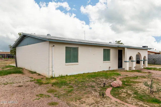 a view of a house with backyard