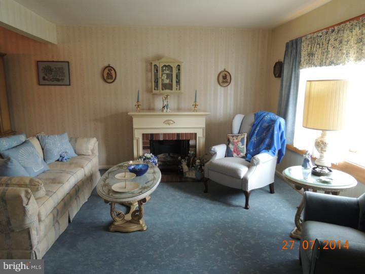225 Crestview Road Hatboro, PA 19040 - Photo 14 of 22 Living Room