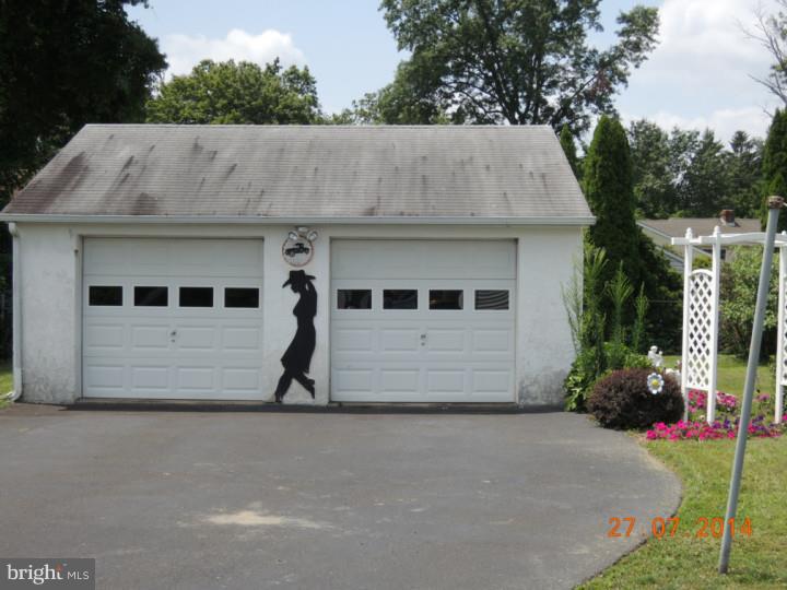 225 Crestview Road Hatboro, PA 19040 - Photo 19 of 22 Garage