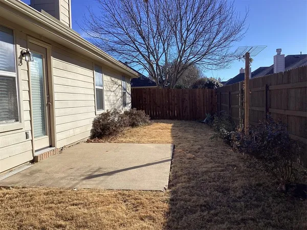 a view of a backyard with pathway